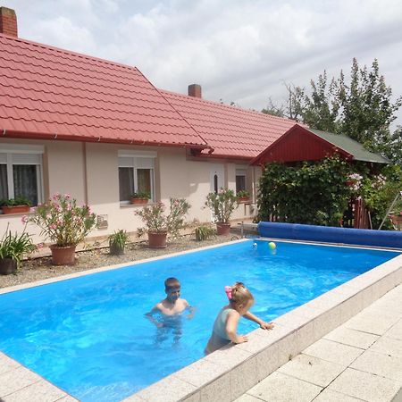 Irenke Vendeghaz Apartment Alsópáhok Екстериор снимка